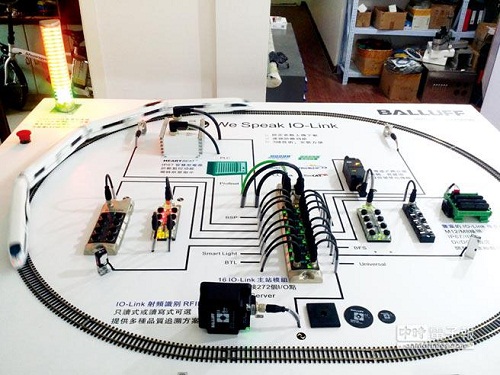 巴鲁夫推RFID &IO-Link解决方案小火车